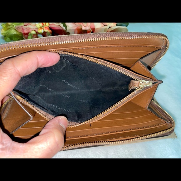 ✨BURBERRY zip wallet✨ - Picture 13 of 14
